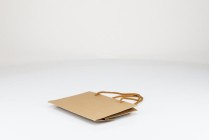 Geschenktasche aus Kraftpapier mit Baumwollhenkel 190x60x130 Geschenktasche aus Kraftpapier mit Baumwollhenkel 190x60x130