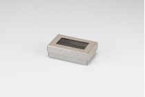 Petite boîte cadeau aux dimensions 80 x 50 x 26 en papier, argenté avec fenêtre et joint en mousse - 24 pcs Petite boîte cadeau aux dimensions 80 x 50 x 26 en papier, argenté avec fenêtre et joint en mousse - 24 pcs