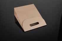 Geschenktüte aus Papier in brauner Farbe mit Aufkleberband190x80x240 mm