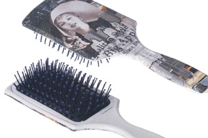 Haarbürste mit Decoupage-εικόνα_σύνθεση