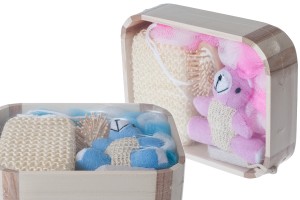 Badaccessoires in einem Holzkorb (rosa- blau)-produktbild