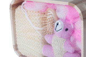 Badaccessoires in einem Holzkorb (rosa- blau)-bildgruppe