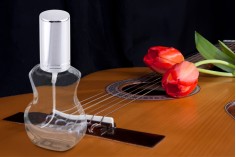 Parfüm Zerstäuber 10 ml in der Form einer Gitarre in rosa, silber und blau mit Streife