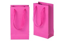 Sac cadeau en papier laminé avec poignée de 2 cm en organza de différentes couleurs Sac cadeau en papier laminé avec poignée de 2 cm en organza de différentes couleurs