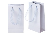 Sac cadeau en papier laminé avec poignée de 2 cm en organza de différentes couleurs Sac cadeau en papier laminé avec poignée de 2 cm en organza de différentes couleurs
