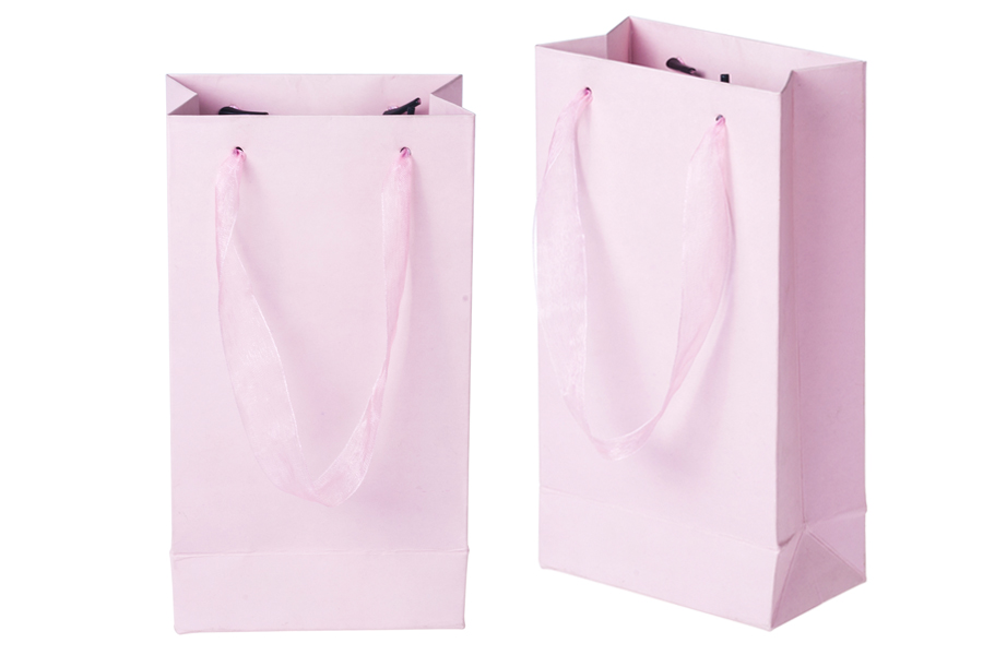 Sac cadeau en papier laminé avec poignée de 2 cm en organza de différentes couleurs Sac cadeau en papier laminé avec poignée de 2 cm en organza de différentes couleurs