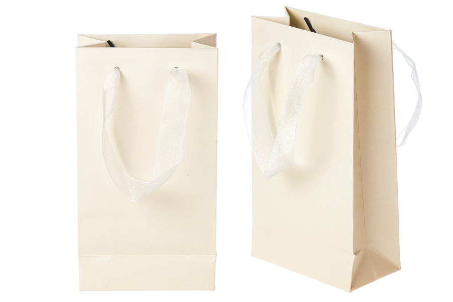 Sac cadeau en papier laminé avec poignée de 2 cm en organza de différentes couleurs Sac cadeau en papier laminé avec poignée de 2 cm en organza de différentes couleurs