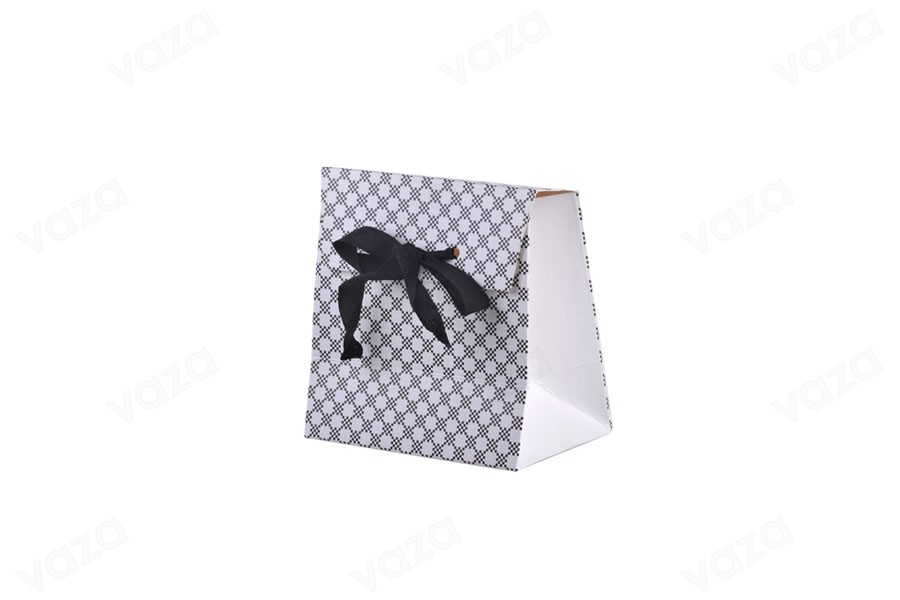 Boîte cadeau en papier avec un design spécial et un ruban imprimé de 10 mm pour le nœud 105 x 67 x 105-εικόνα_σύνθεση