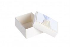 Cutie de carton albă, cu fundiță bej și saten