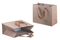 Geschenktasche aus Kraftpapier mit hellbraunem Henkel 220x100x180 Geschenktasche aus Kraftpapier mit hellbraunem Henkel 220x100x180
