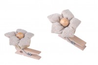 Fleurs faites à la main en tissu avec une perle en bois pour les faveurs et la décoration - 6 pcs