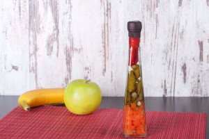 Glasflasche mit Gemüse für die Dekoration der Küche 45x230 -120ml-bildabmessungen