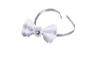 Fiocco bianco con un cuoricino di perle, con un nastrino argentato di 15 cm, confezionato in 50 pezzi.-2