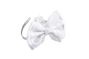 Fiocco bianco con pizzo, con un nastrino argentato di 15 cm, confezionato in 50 pezzi.
