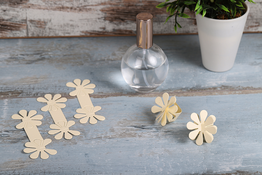 Papiers de parfumerie en forme de fleur - lot de 100 pcs Papiers de parfumerie en forme de fleur - lot de 100 pcs