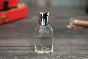 Flacon en verre de 30 ml avec vaporisateur et bouchon en aluminium argenté-6