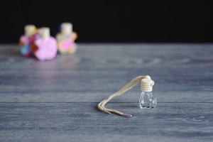 Flacon pour parfum de voiture 4 ml en forme de coeur avec couvercle et bouchon en bois - 25 pcs-εικόνα_σύνθεση