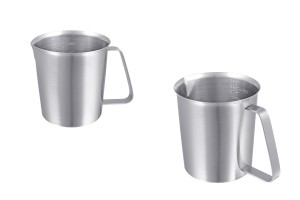 Edelstahlgefäß (inox) 700ml mit Graduierung und Henkel-1