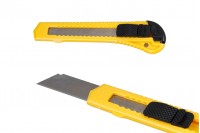 General purpose blade with safety, plastic handle and adjustable blade