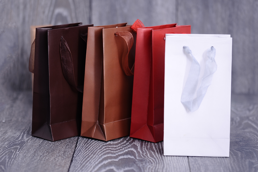 Sac cadeau en papier laminé avec poignée de 2 cm en organza de différentes couleurs Sac cadeau en papier laminé avec poignée de 2 cm en organza de différentes couleurs