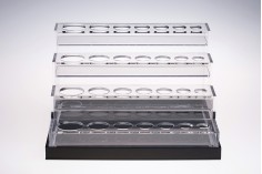 Espositore (stand) di plexiglass illuminato con LED per flaconcini da oli essenziali in diverse capacità e base bianca o nera – a 28 posti