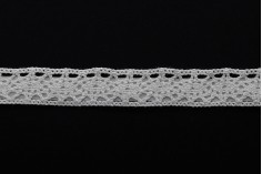 Pizzo di colore bianco larghezza 12 mm con nastro adesivo - pezzo di 4,6 metri