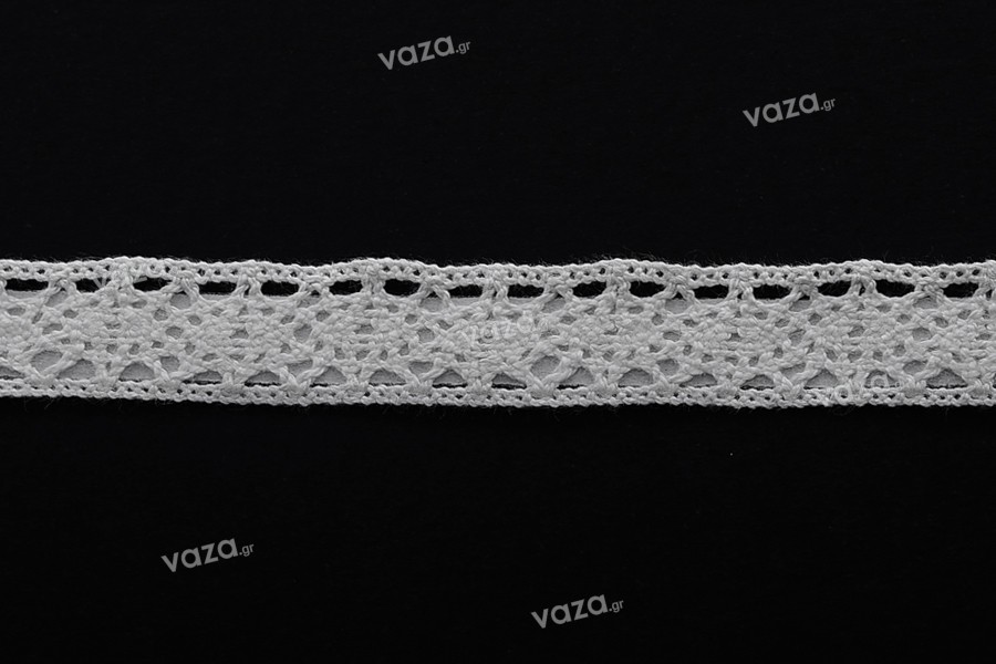 Pizzo di colore bianco larghezza 12 mm con nastro adesivo - pezzo di 4,6 metri