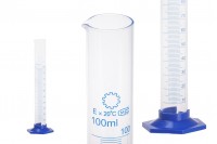 Tube volumétrique de 100 ml en verre avec support bleue en plastique