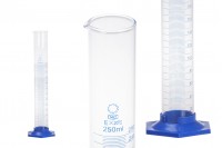 Éprouvette graduée 250 ml en verre avec support bleu en plastique