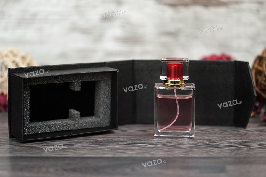 Kuti elegante me mbyllje magnetike në ngjyrë të zezë 139x89x45 mm (për shishe 50 ml)