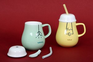 Keramische Tasse 385 ml mit Deckel und Löffel-Strohhalm in verschiedenen Farben-εικόνα_σύνθεση
