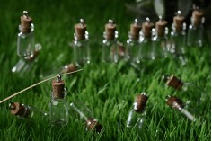 Bottiglietta di vetro con tappo di sughero e anello da appendere, si può usare come bomboniera – 12x33 mm