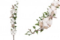 Branche décorative avec fleur de coton et feuilles vertes