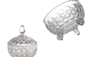 Centrotavola - Porta cioccolatini in vetro di vetro rotonda con coperchio, 3 piedi e disegni in rilievo - 120x95 mm.-εικόνα_σύνθεση