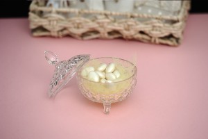 Centrotavola - Porta cioccolatini in vetro di vetro rotonda con coperchio, 3 piedi e disegni in rilievo - 120x95 mm.-εικόνα_σύνθεση