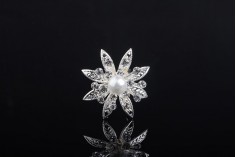 Pin metalic decorativ cu pietre și flori perla în formă (lățime 30 mm) - 20 buc