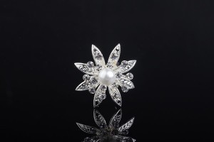 Épingle décorative en métal avec strass et perle en forme de fleur (largeur 30 mm) - 20 pcs-1