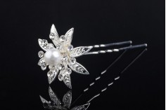 Pin metalic decorativ cu pietre și flori perla în formă (lățime 30 mm) - 20 buc