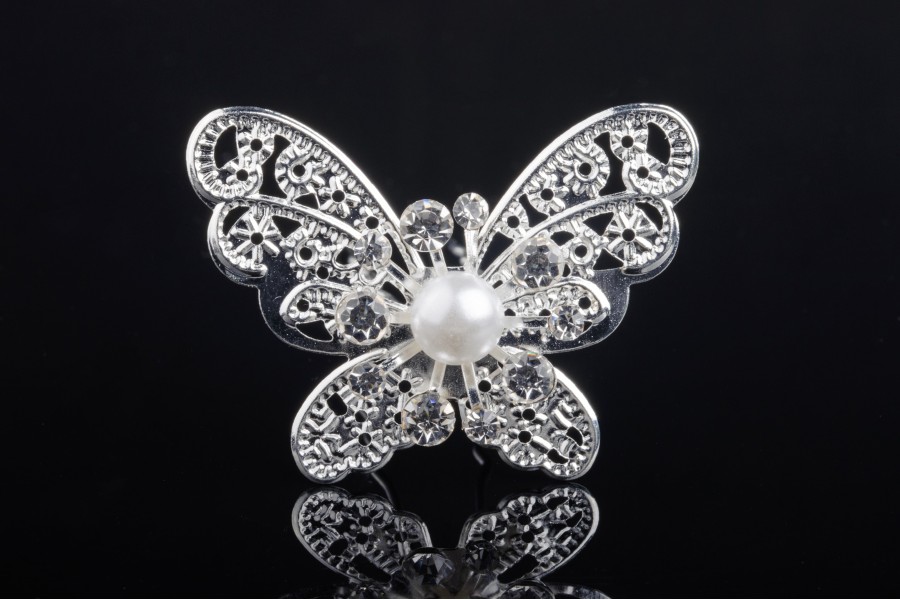Épingle décorative en métal avec strass et perle en forme de papillon (largeur 30 mm) - 20 pcs Épingle décorative en métal avec strass et perle en forme de papillon (largeur 30 mm) - 20 pcs
