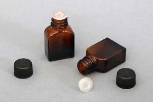 Μπουκαλάκι γυάλινο 8 ml καραμελέ με μαύρο πλαστικό καπάκι και τάπα-εικόνα_σύνθεση