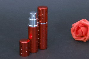 Vaporisateur de parfum de 10 ml en verre dans un étui en aluminium avec strass-εικόνα_σύνθεση