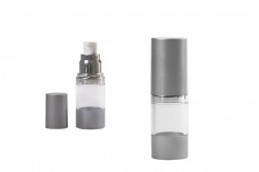 Bottiglia airless da 15 ml per creme, con corpo trasparente in acrilico e tappo in plastica opaca color argento.