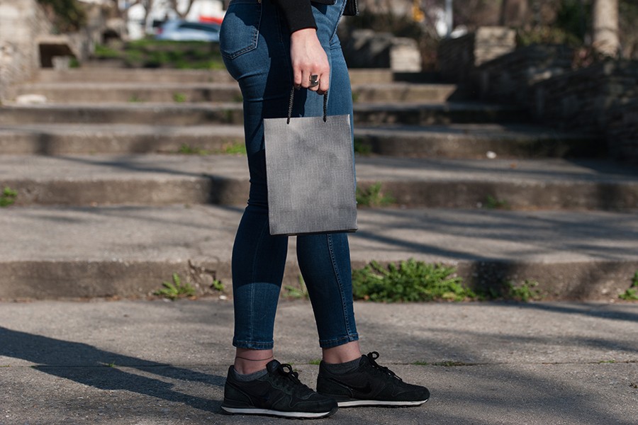 Sac en papier avec poignée 180 x 100 x 250 mm dans une variété de couleurs Sac en papier avec poignée 180 x 100 x 250 mm dans une variété de couleurs-