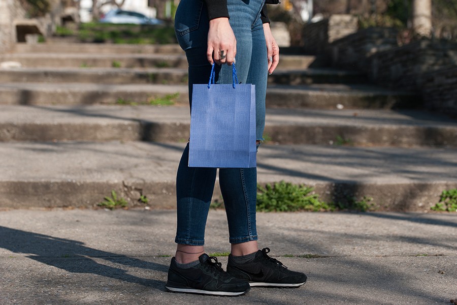 Sac en papier avec poignée 180 x 100 x 250 mm dans une variété de couleurs Sac en papier avec poignée 180 x 100 x 250 mm dans une variété de couleurs-photo_groupe