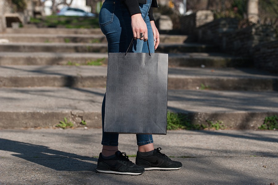 Sac en papier avec poignée 315 x 105 x 420 mm dans une variété de couleurs Sac en papier avec poignée 315 x 105 x 420 mm dans une variété de couleurs-