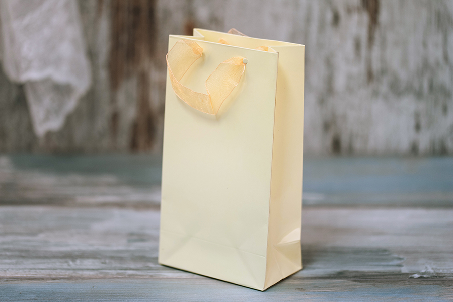 Sac cadeau en papier laminé avec poignée de 2 cm en organza de différentes couleurs Sac cadeau en papier laminé avec poignée de 2 cm en organza de différentes couleurs