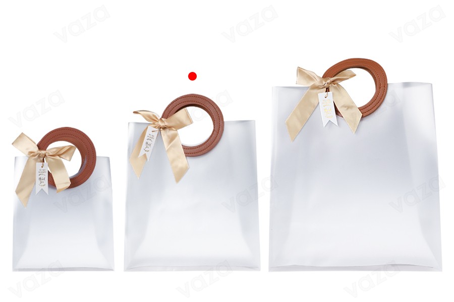 Gift bag plastic 200x100x220 mm semi transparent with bow and handle in leather texture - 12 pcs Gift bag plastic 200x100x220 mm semi transparent with bow and handle in leather texture - 12 pcs-photo_groupe