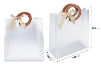 Geschenktüte aus Plastik 240x100x265 mm halb-durchsichtig mit Schleife und Griff in Lederdruck - 12 Stück Geschenktüte aus Plastik 240x100x265 mm halb-durchsichtig mit Schleife und Griff in Lederdruck - 12 Stück