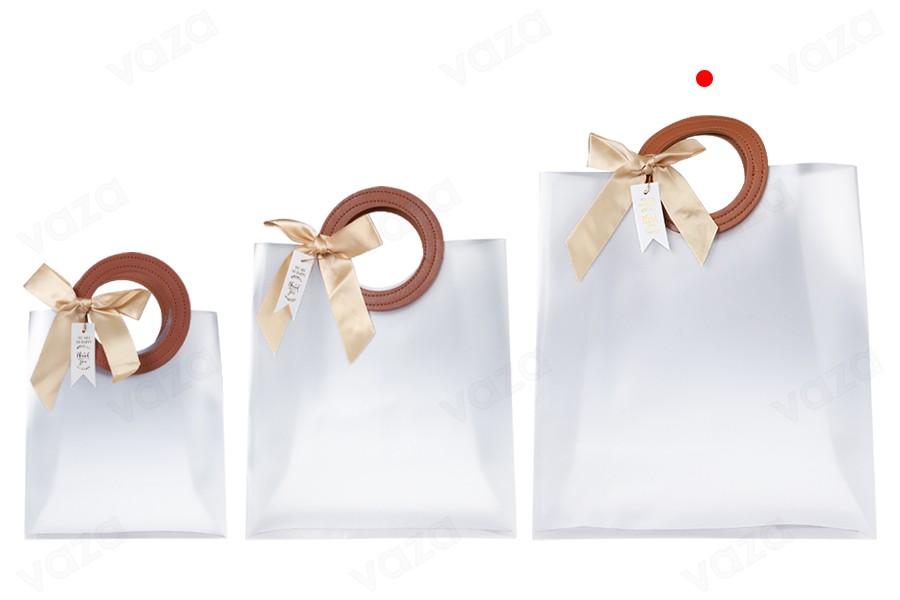Sac cadeau en plastique 240x100x265 mm translucide avec nœud et poignée en texture cuir - 12 pcs Sac cadeau en plastique 240x100x265 mm translucide avec nœud et poignée en texture cuir - 12 pcs-εικόνα_σύνθεση