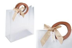 Geschenktüte aus Plastik 240x100x265 mm halb-durchsichtig mit Schleife und Griff in Lederdruck - 12 Stück-1